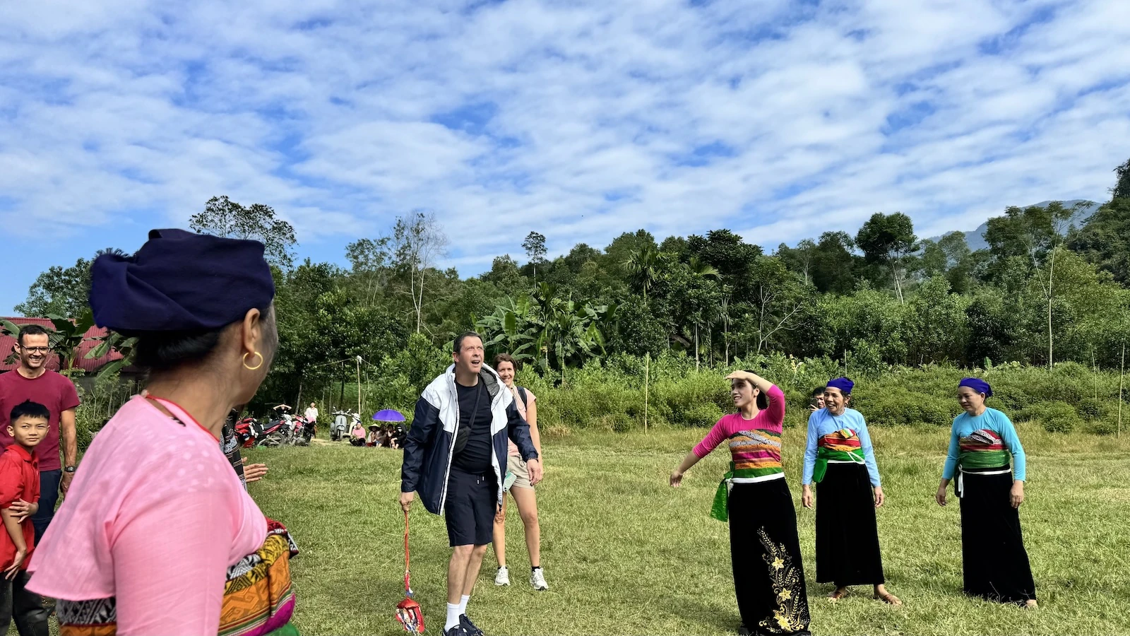 Theo quả còn bay lên trời Pù Luông