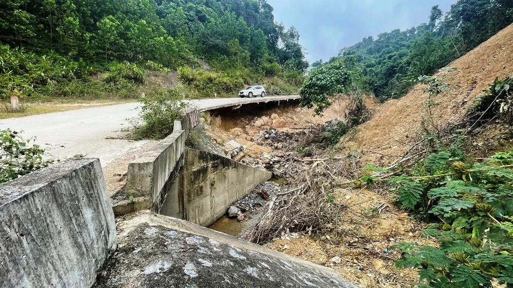 Người dân bất an qua cung đường sạt lở