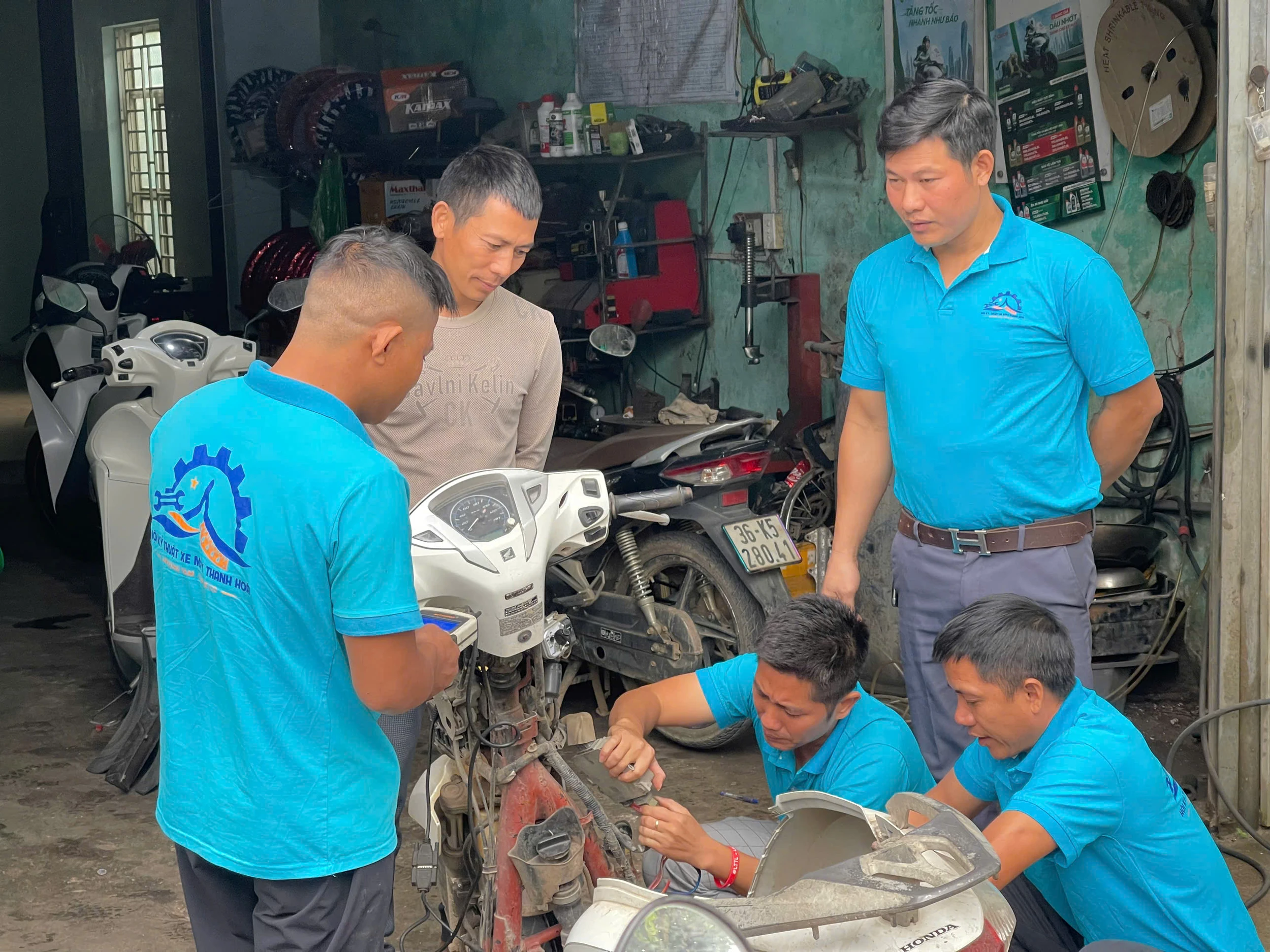 Bàn tay nối những yêu thương