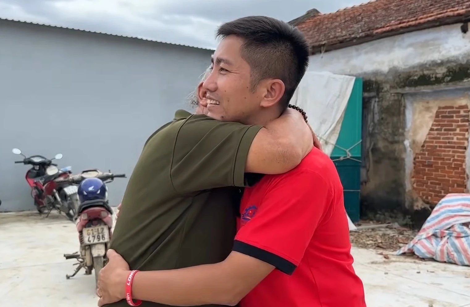 Bàn tay nối những yêu thương