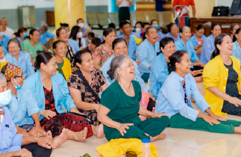 Yoga cười trong bệnh viện: Khi tiếng cười trở thành “phép màu” chữa lành