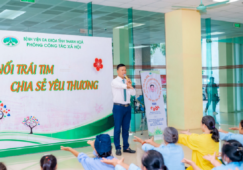Yoga cười trong bệnh viện: Khi tiếng cười trở thành “phép màu” chữa lành