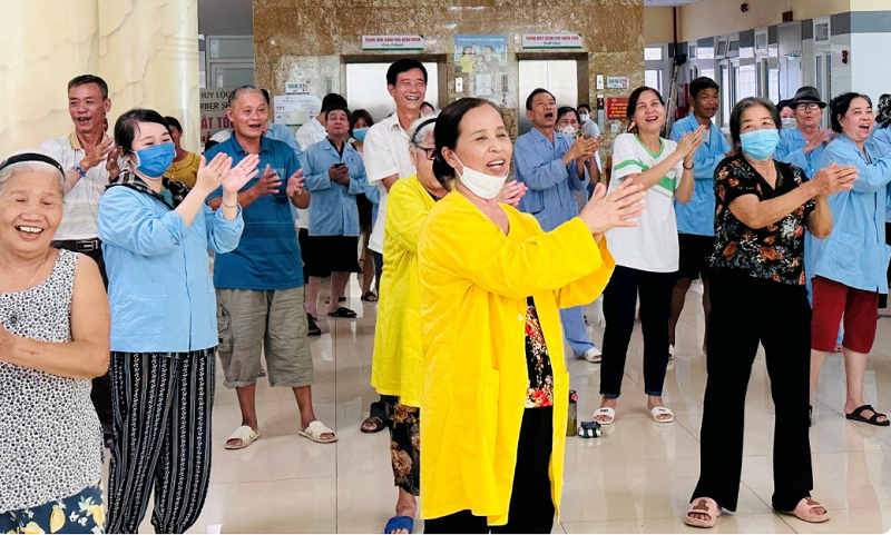 Yoga cười trong bệnh viện: Khi tiếng cười trở thành “phép màu” chữa lành