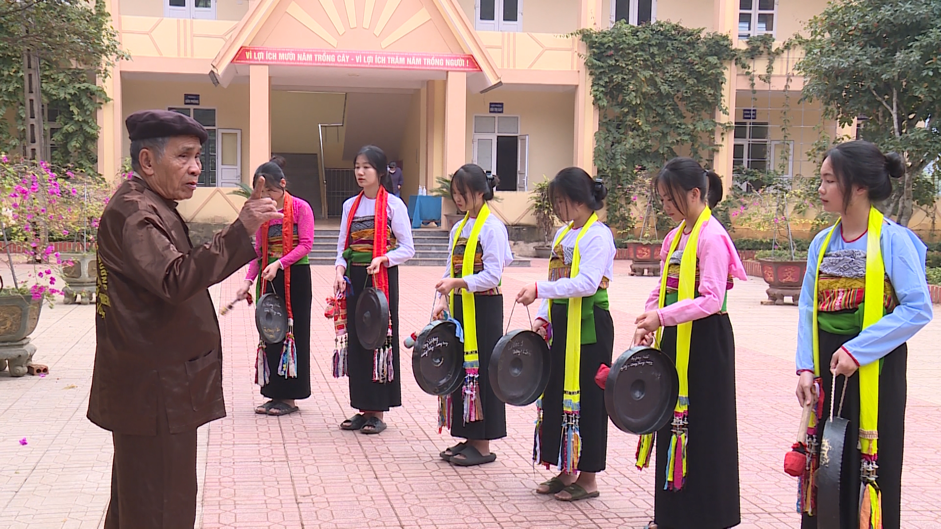 Những người góp phần gìn giữ văn hóa truyền thống