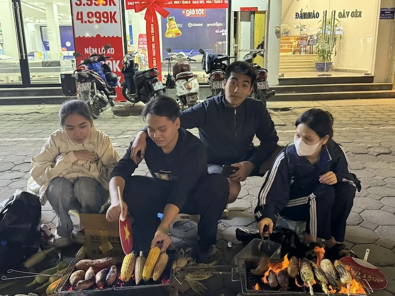 Bếp ngô khoai giữa phố thị, lan tỏa hơi ấm vùng cao