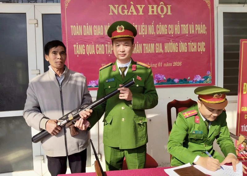 Công an xã Thượng Ninh mở cao điểm vận động Nhân dân giao nộp vũ khí, vật liệu nổ