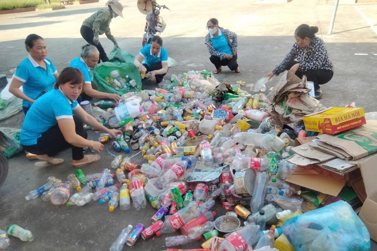 Hội LHPN xã An Nông thu gom phế liệu gây quỹ, bảo vệ môi trường