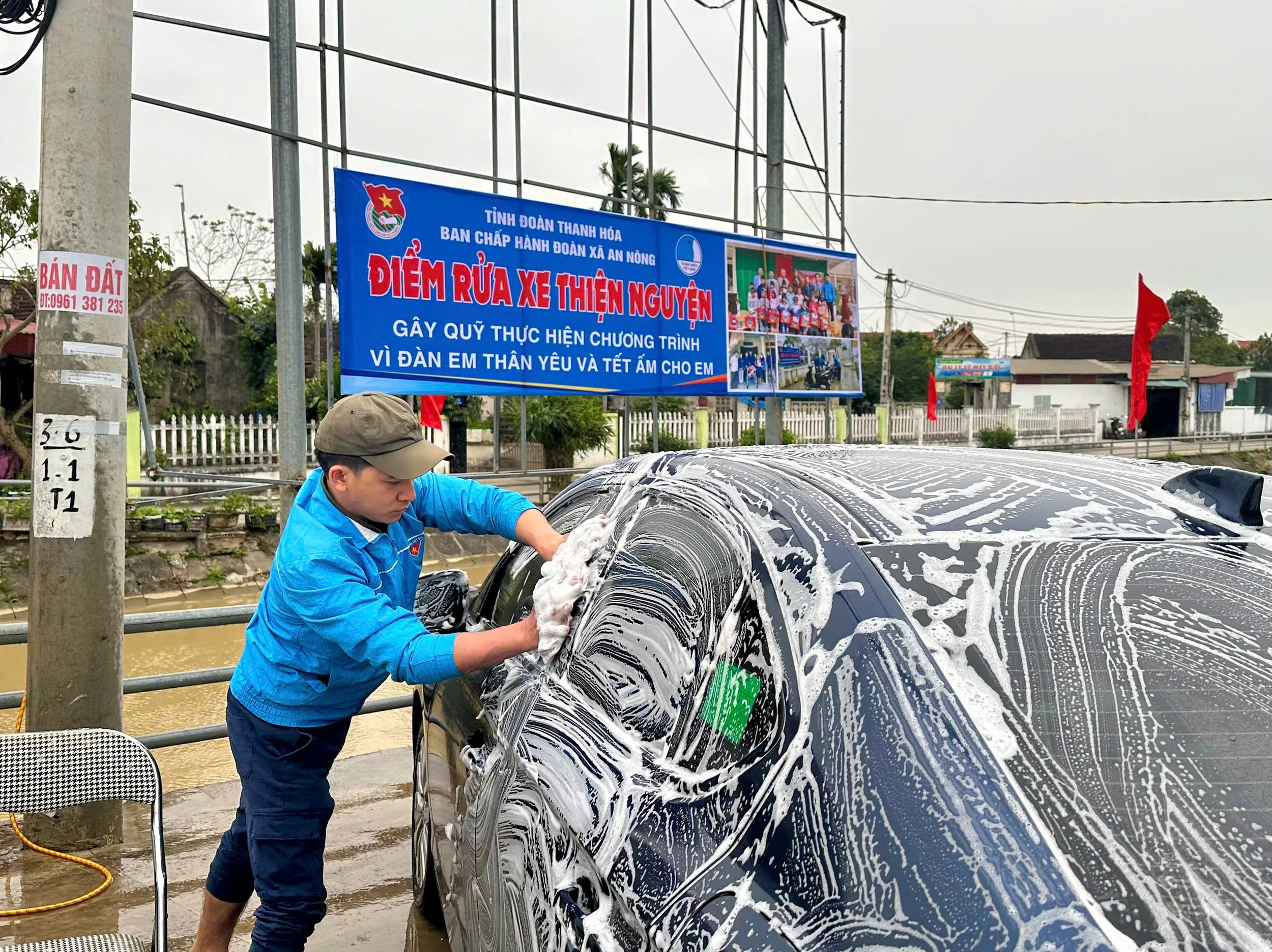 Thanh niên xã An Nông rửa xe gây quỹ “Vì đàn em thân yêu”