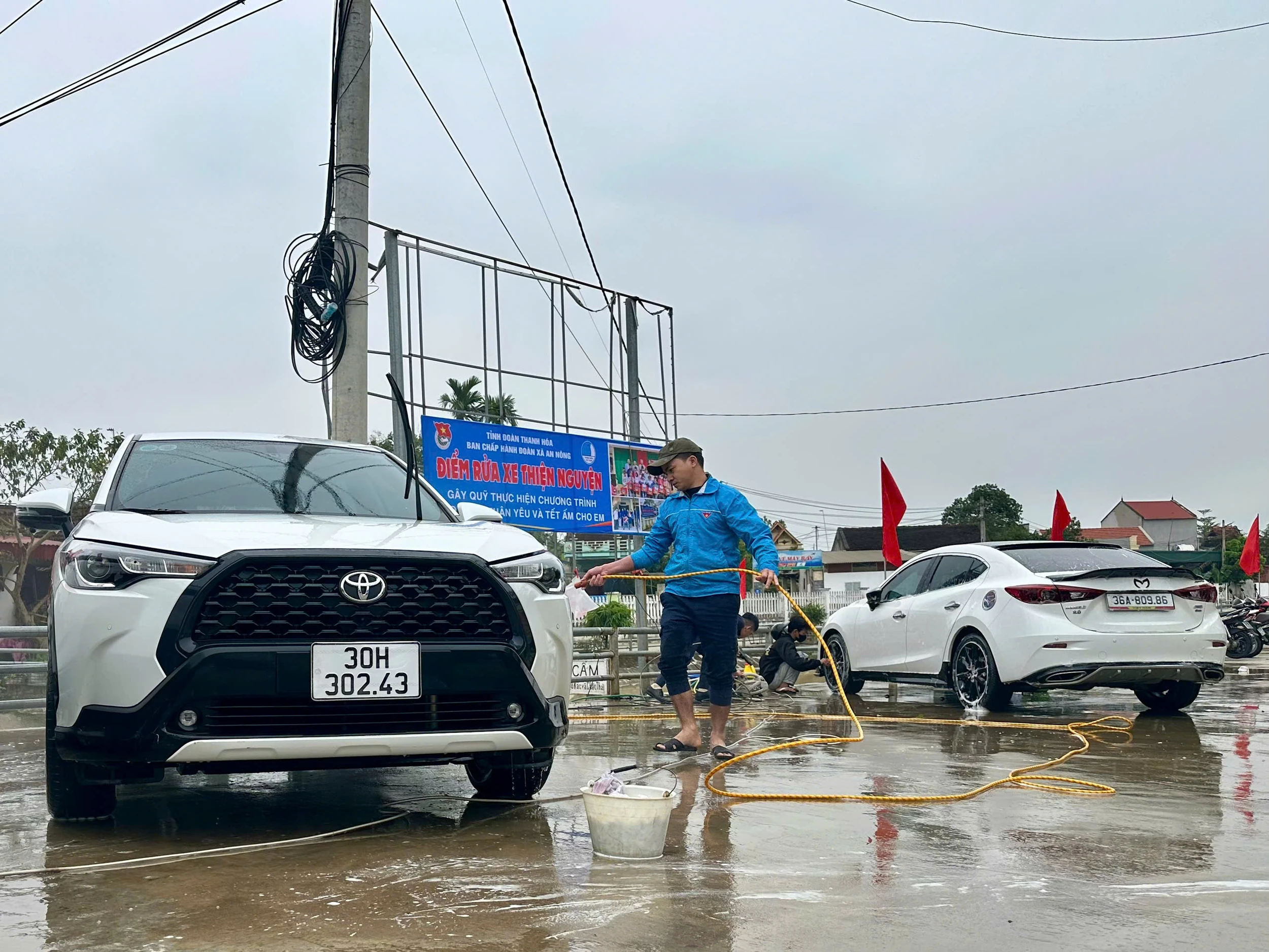 Thanh niên xã An Nông rửa xe gây quỹ “Vì đàn em thân yêu”