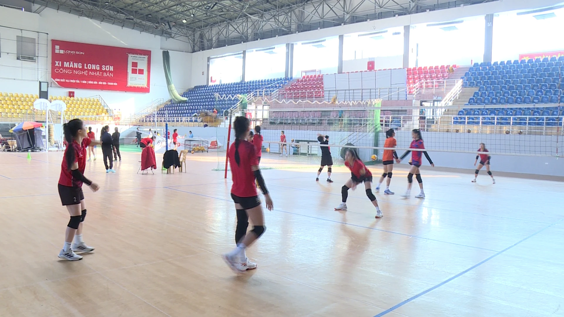 Cây chuyền hai Tôn Thị Minh Thư cập bến đội bóng chuyền nữ Xi măng Long Sơn Thanh Hoá