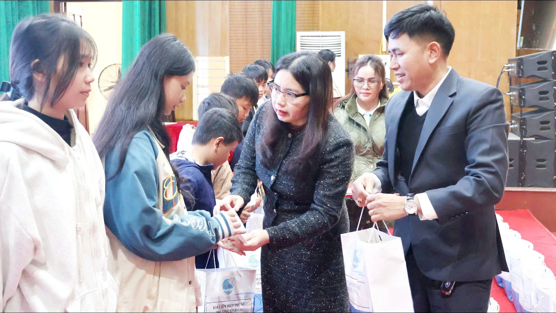 Trao quà cho trẻ mồ côi đặc biệt khó khăn tại phường Tĩnh Gia