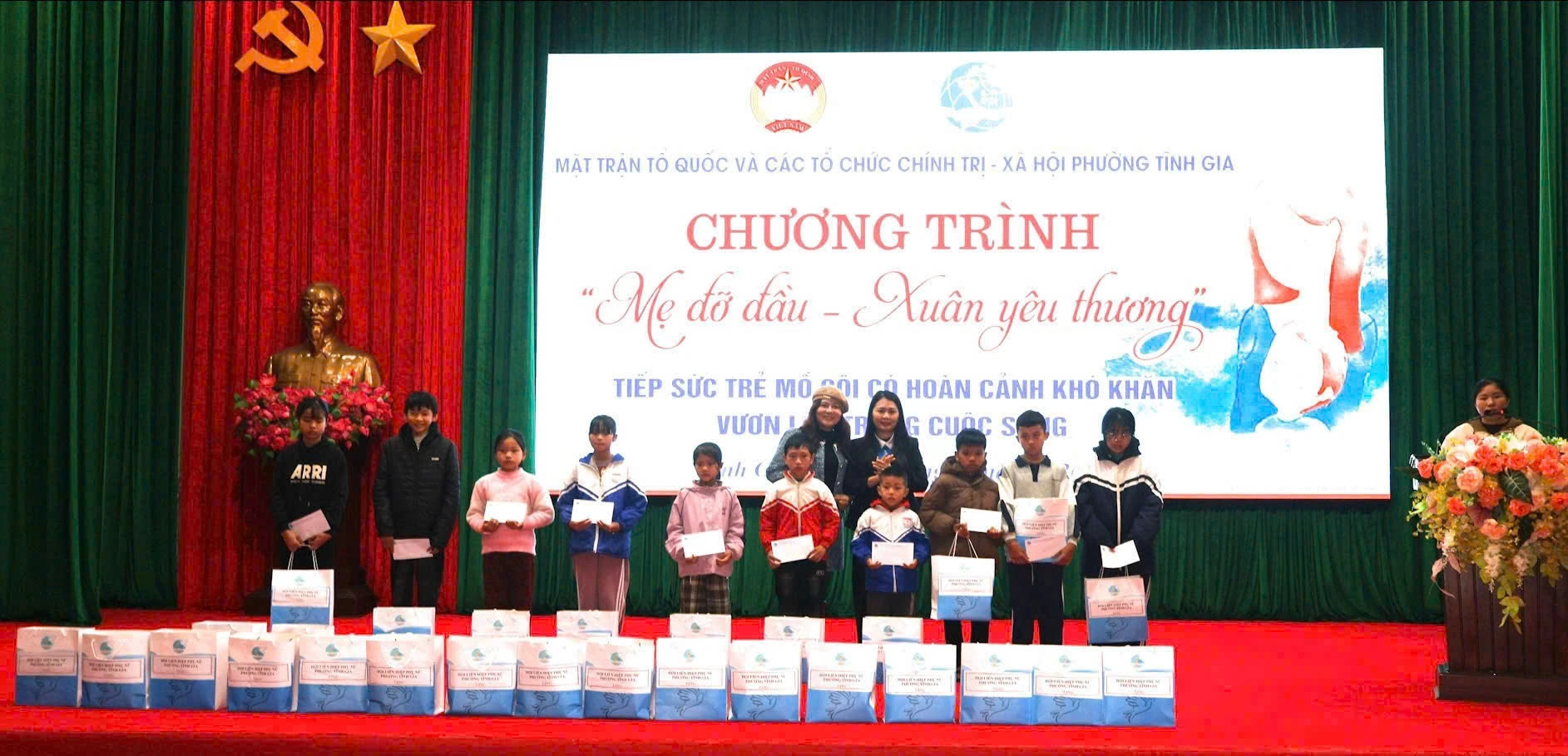 Trao quà cho trẻ mồ côi đặc biệt khó khăn tại phường Tĩnh Gia