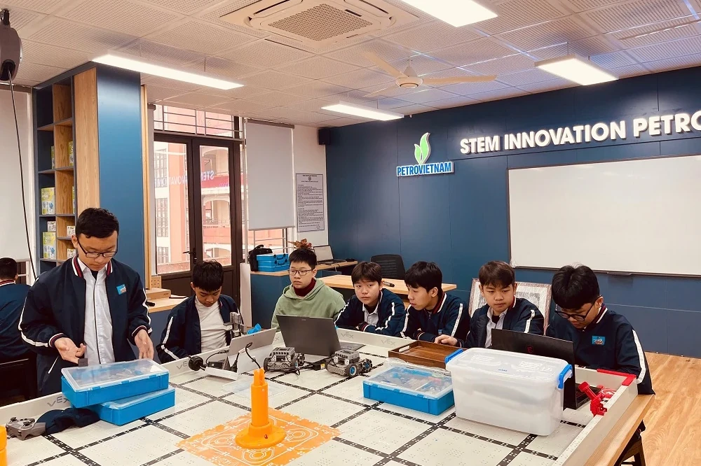 Bàn giao phòng học STEM trị giá 3 tỷ đồng cho Trường THCS Trần Mai Ninh