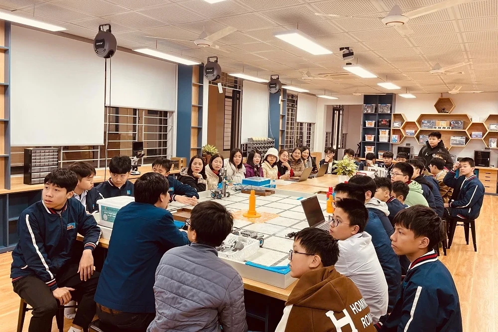 Bàn giao phòng học STEM trị giá 3 tỷ đồng cho Trường THCS Trần Mai Ninh