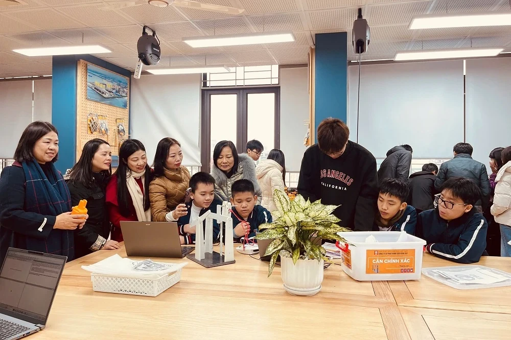 Bàn giao phòng học STEM trị giá 3 tỷ đồng cho Trường THCS Trần Mai Ninh