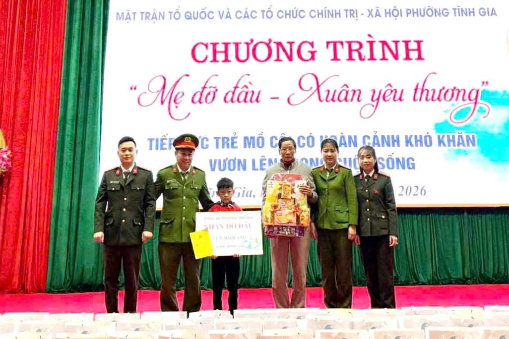 Trao quà cho trẻ mồ côi đặc biệt khó khăn tại phường Tĩnh Gia