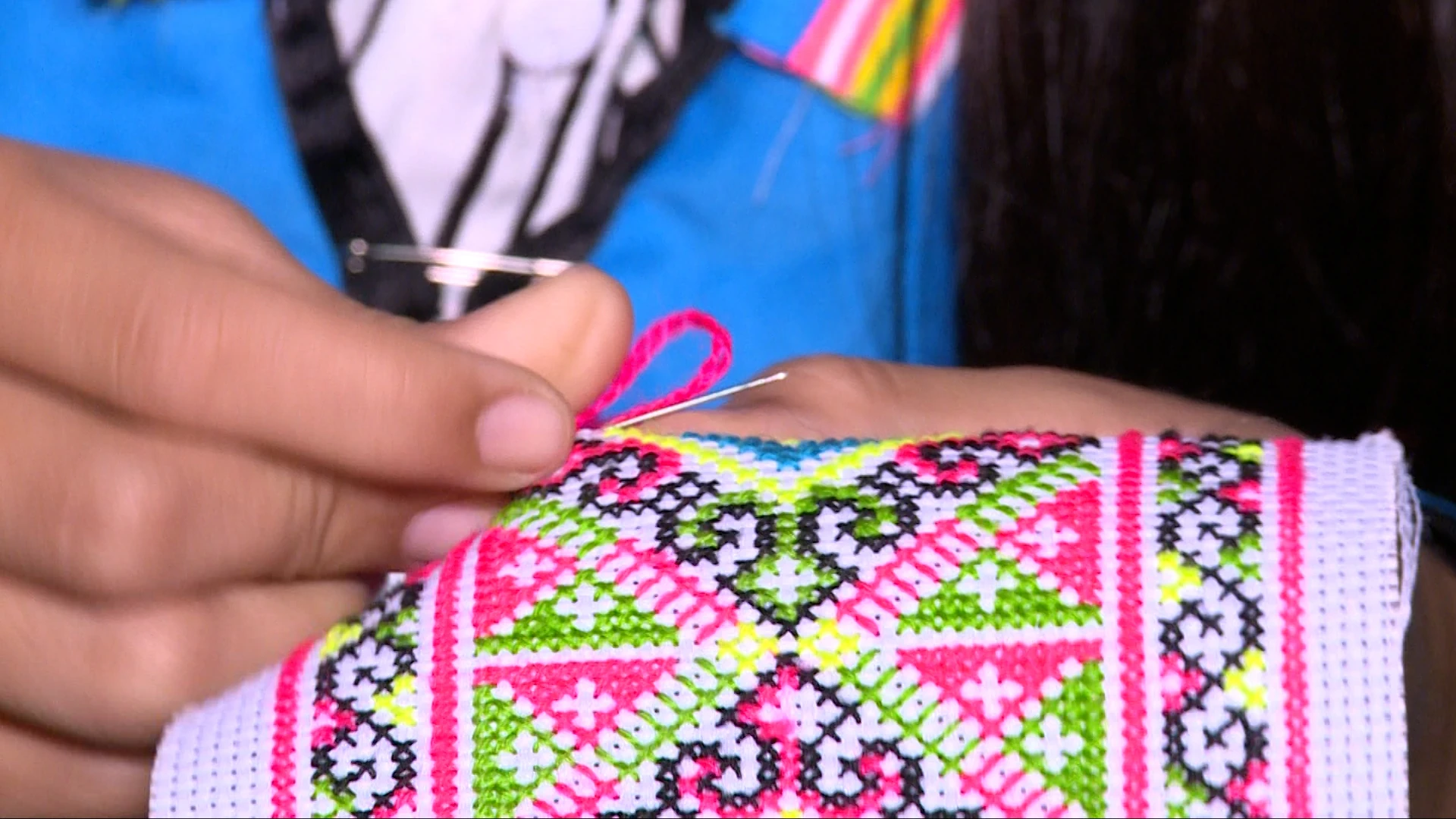 Nét đẹp trang phục phụ nữ Mông trong Tết cổ truyền