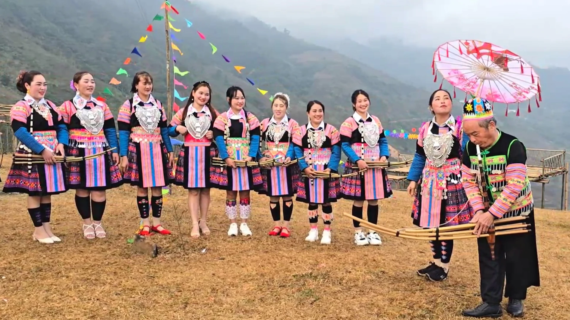 Nét đẹp trang phục phụ nữ Mông trong Tết cổ truyền