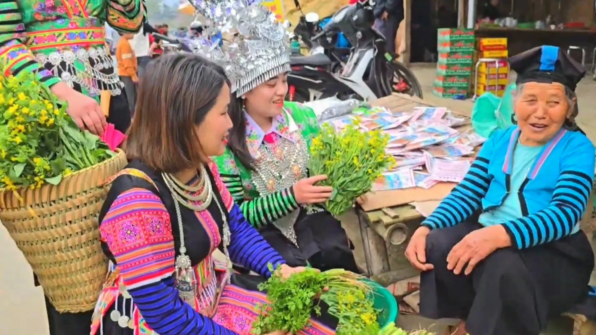 Nét đẹp trang phục phụ nữ Mông trong Tết cổ truyền