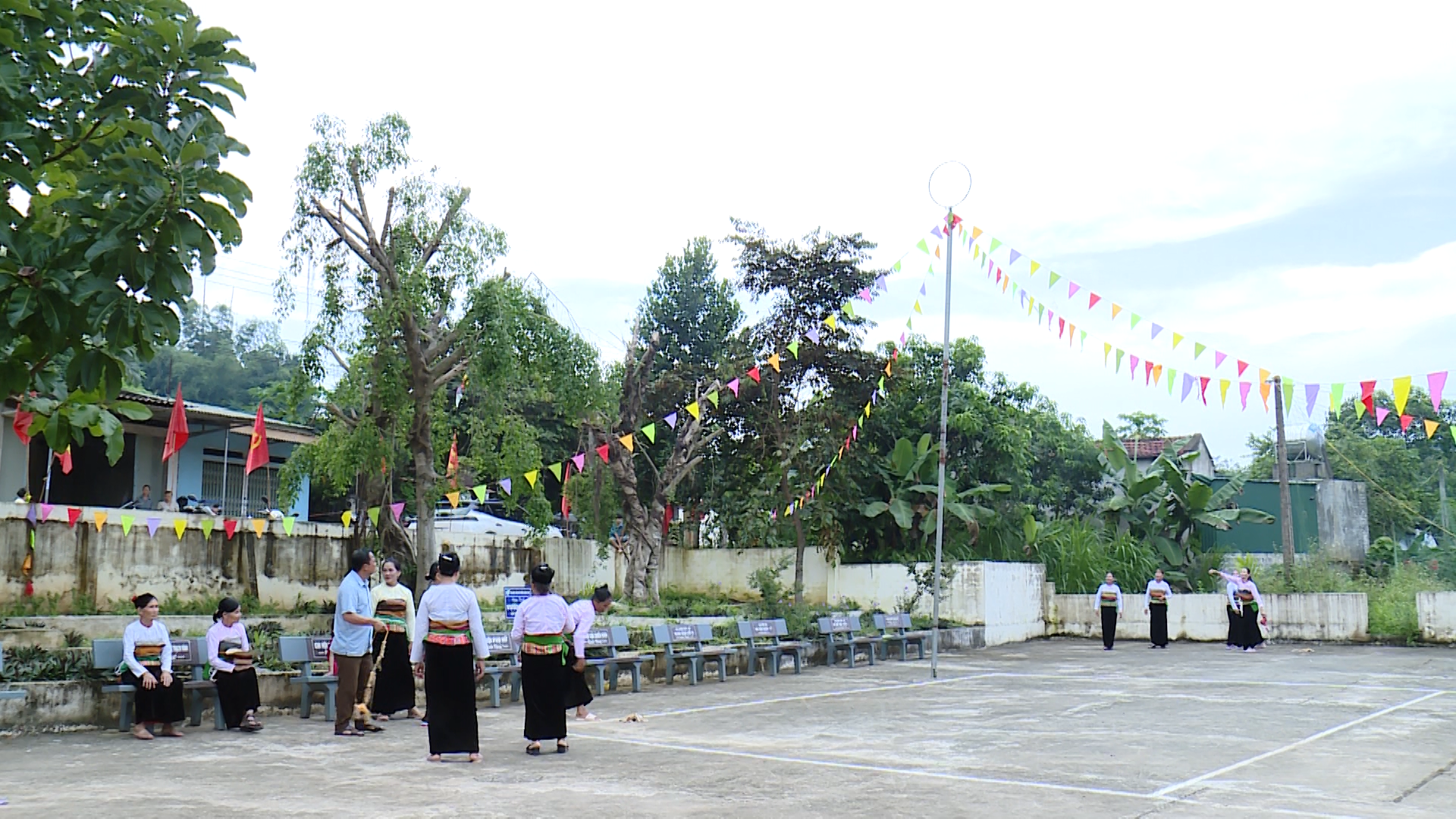 Hội làng trên đất Mường Đủ