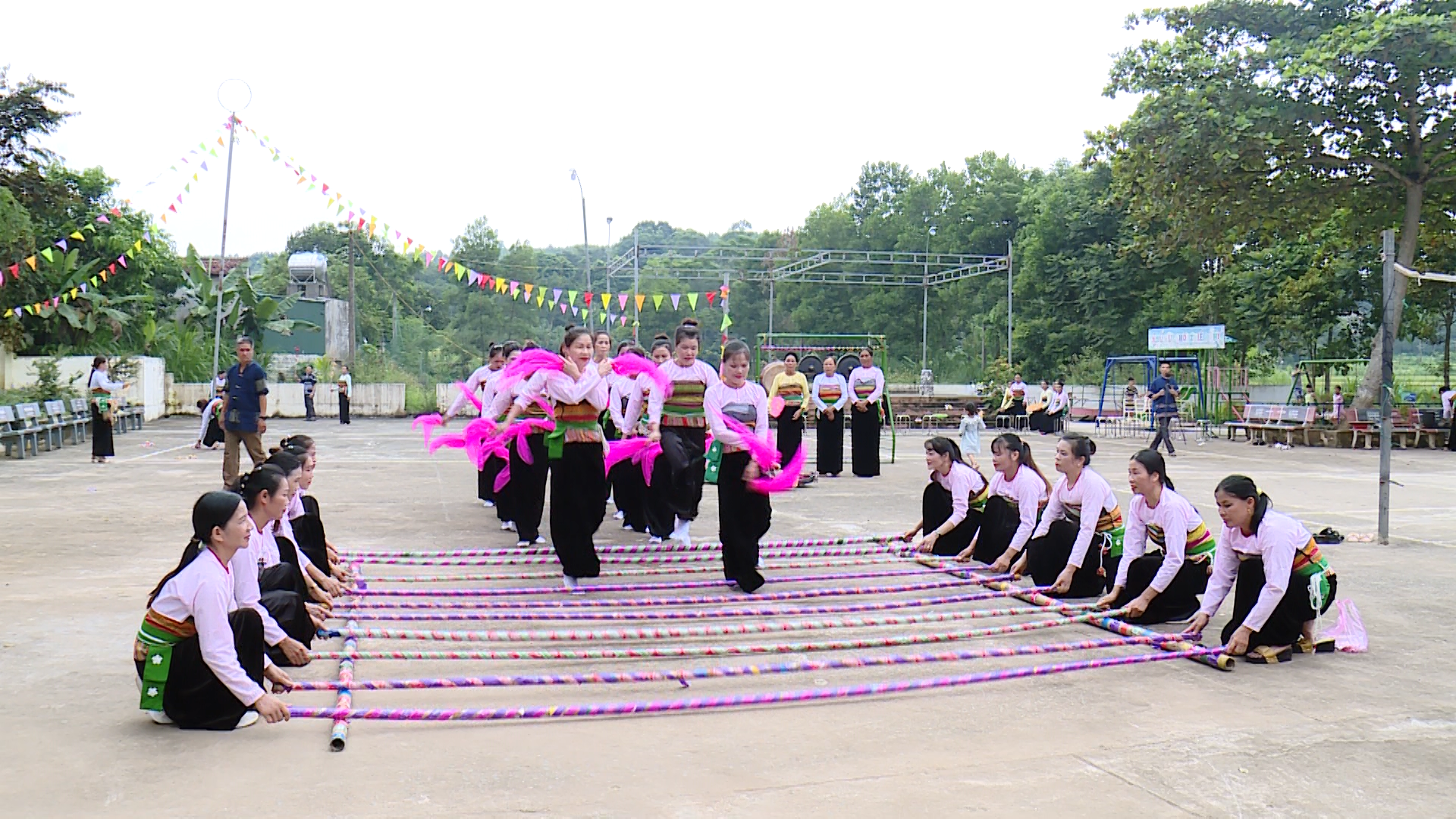 Hội làng trên đất Mường Đủ