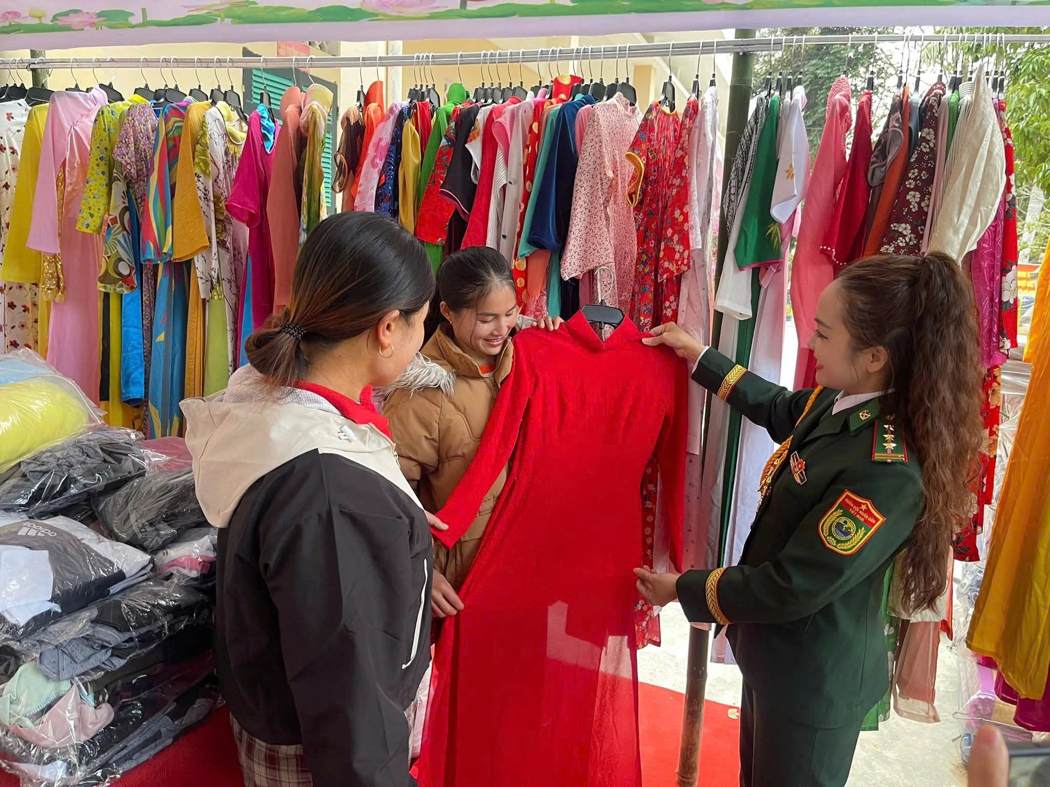 Trao tà áo thắm, ấm tình quân dân