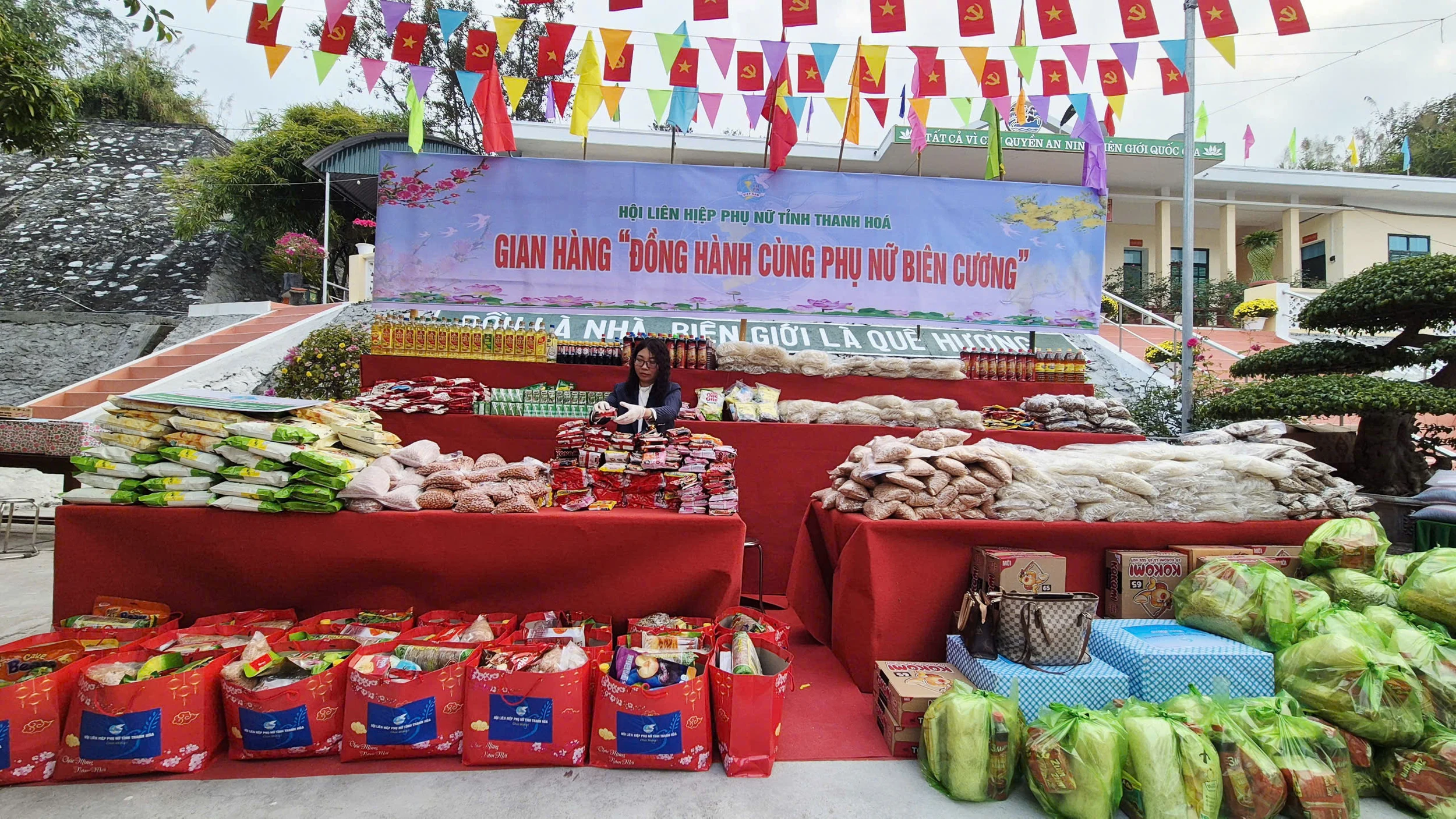 Trao tà áo thắm, ấm tình quân dân