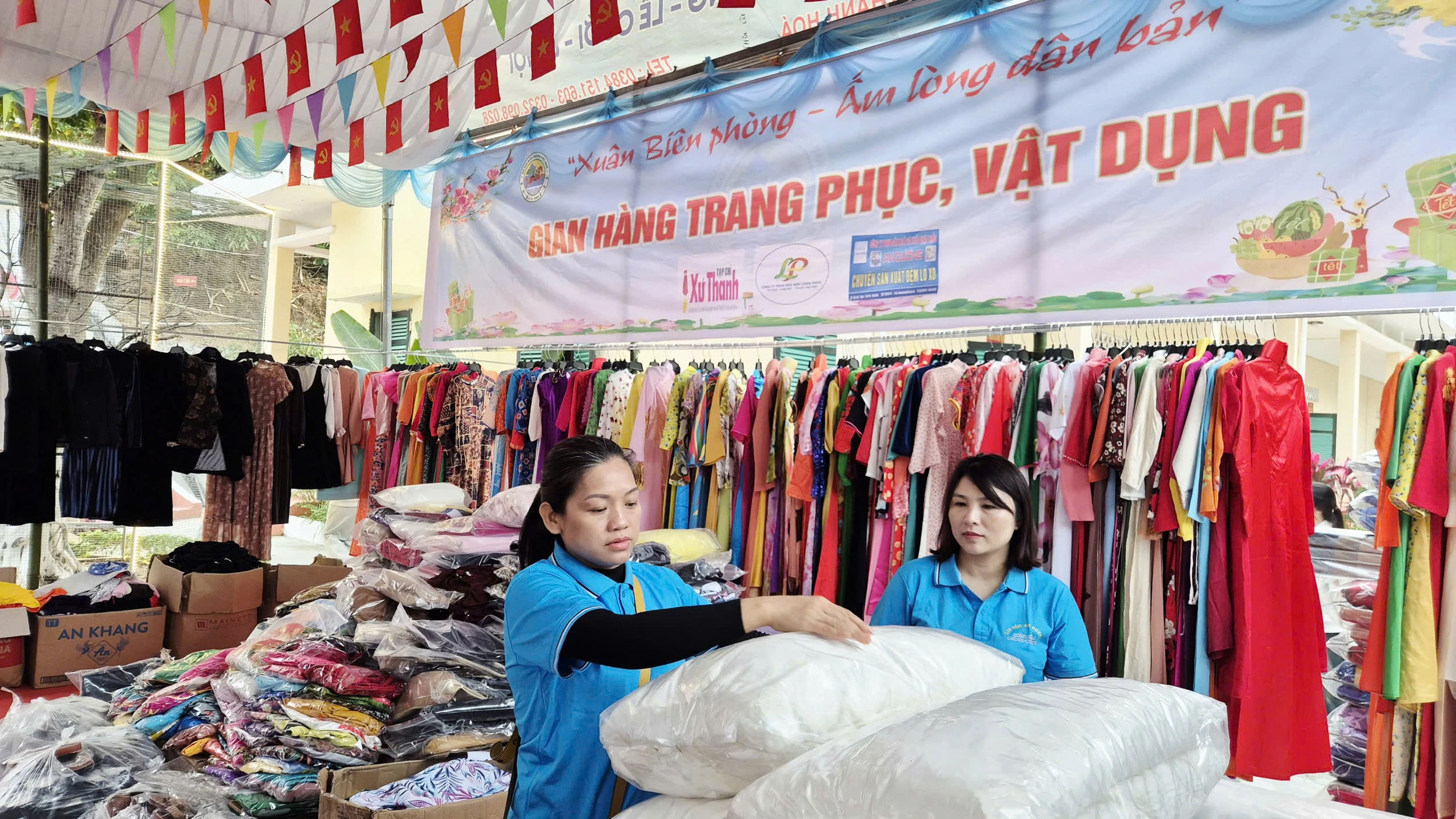 Trao tà áo thắm, ấm tình quân dân