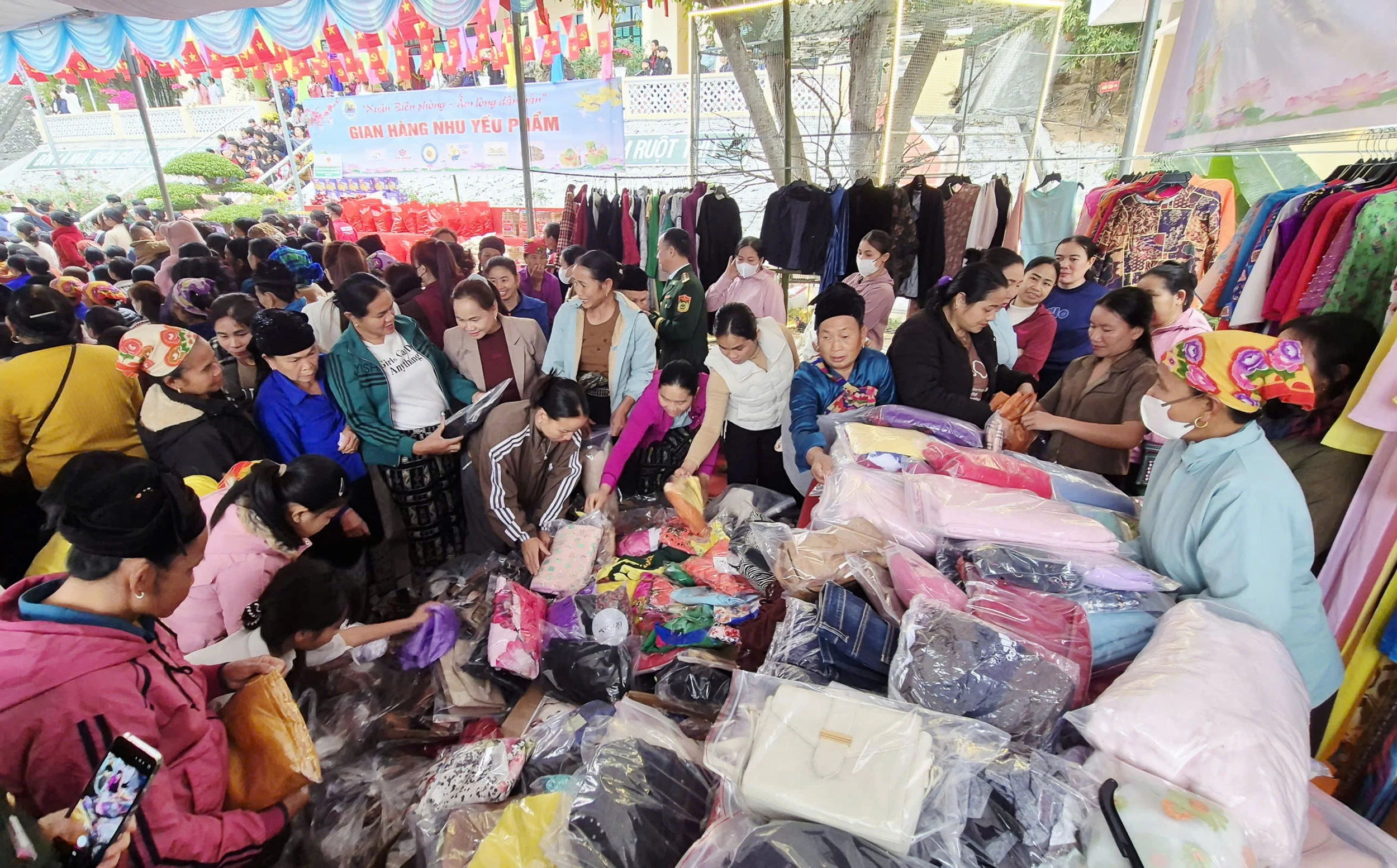 Trao tà áo thắm, ấm tình quân dân