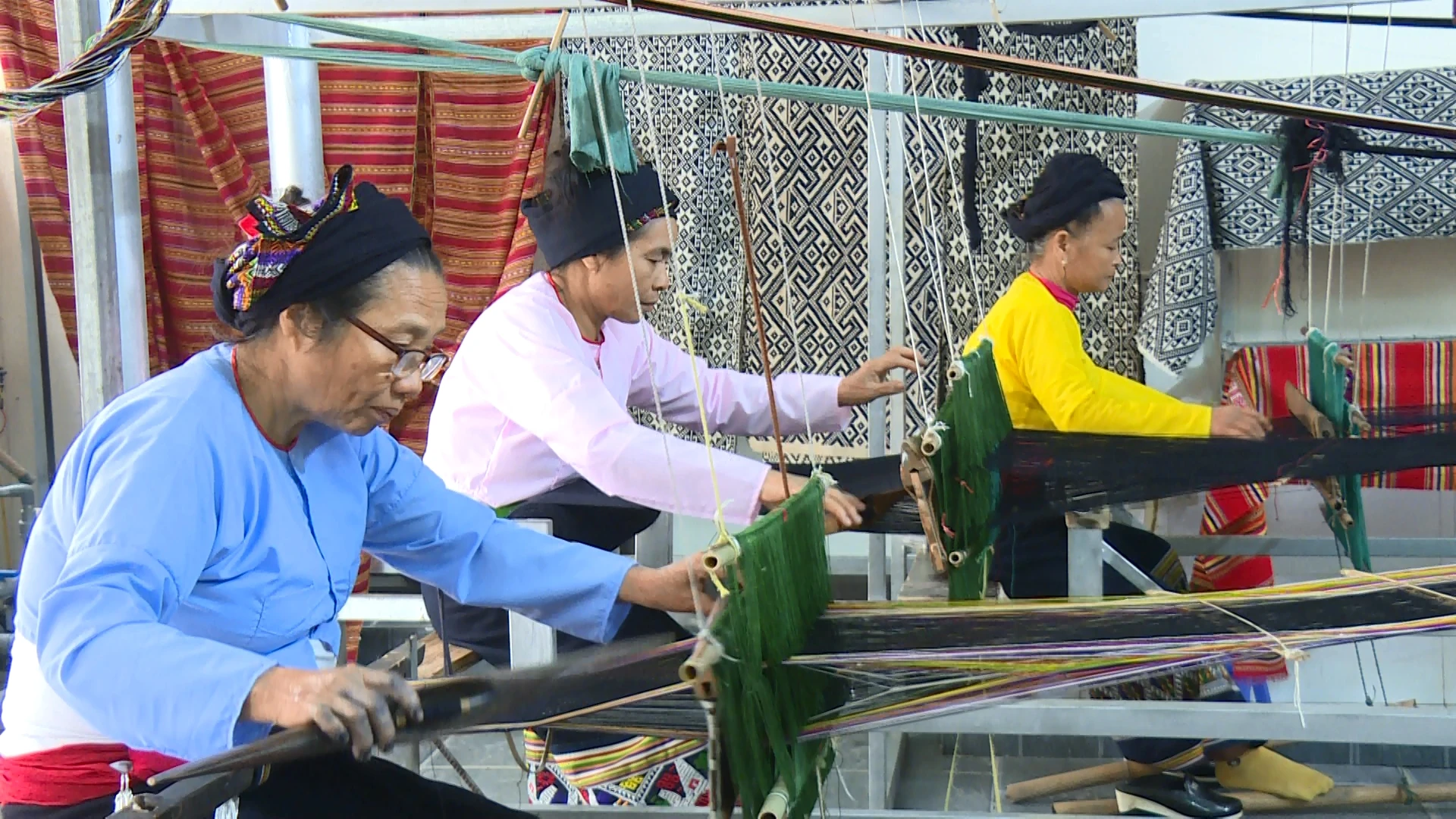 Giữ lửa nghệ dệt thổ cẩm