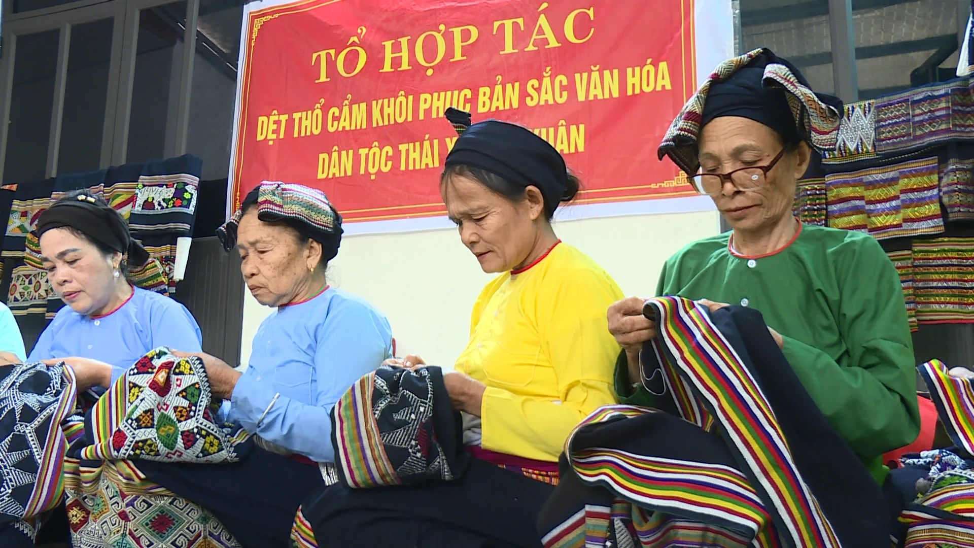 Giữ lửa nghệ dệt thổ cẩm