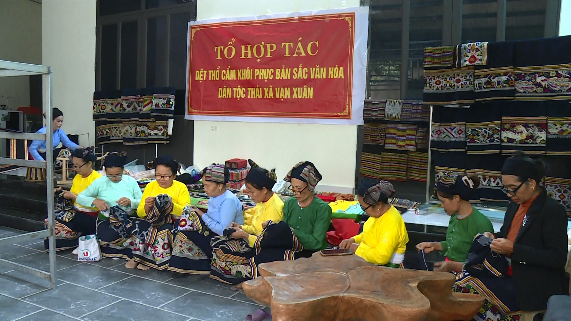 Giữ lửa nghệ dệt thổ cẩm