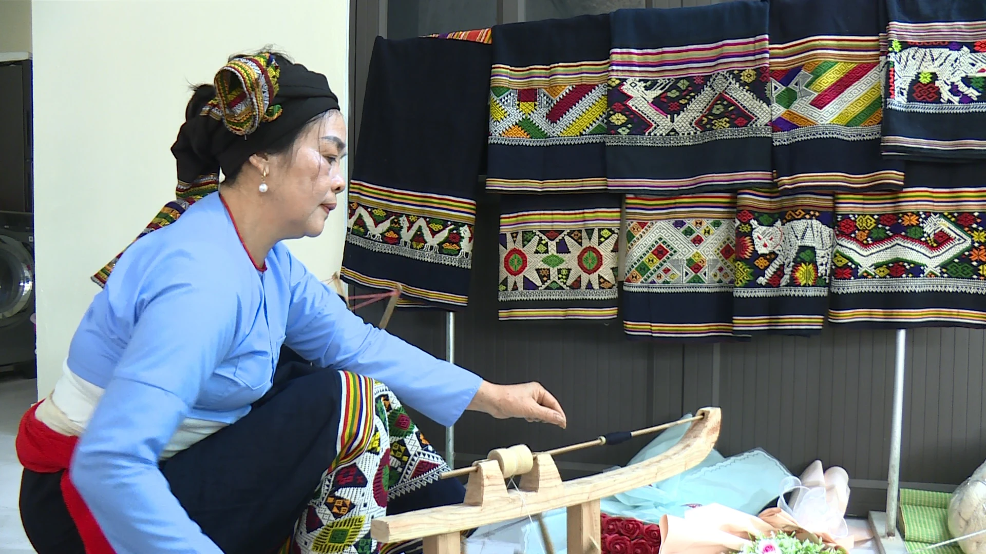 Giữ lửa nghệ dệt thổ cẩm