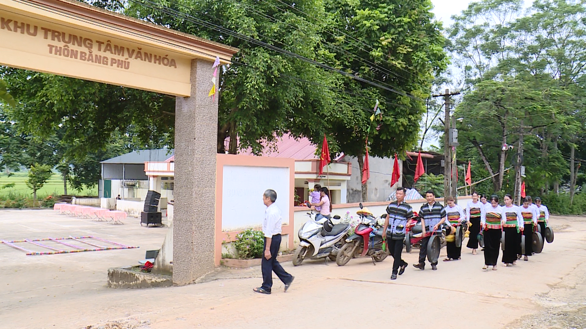 Hội làng trên đất Mường Đủ