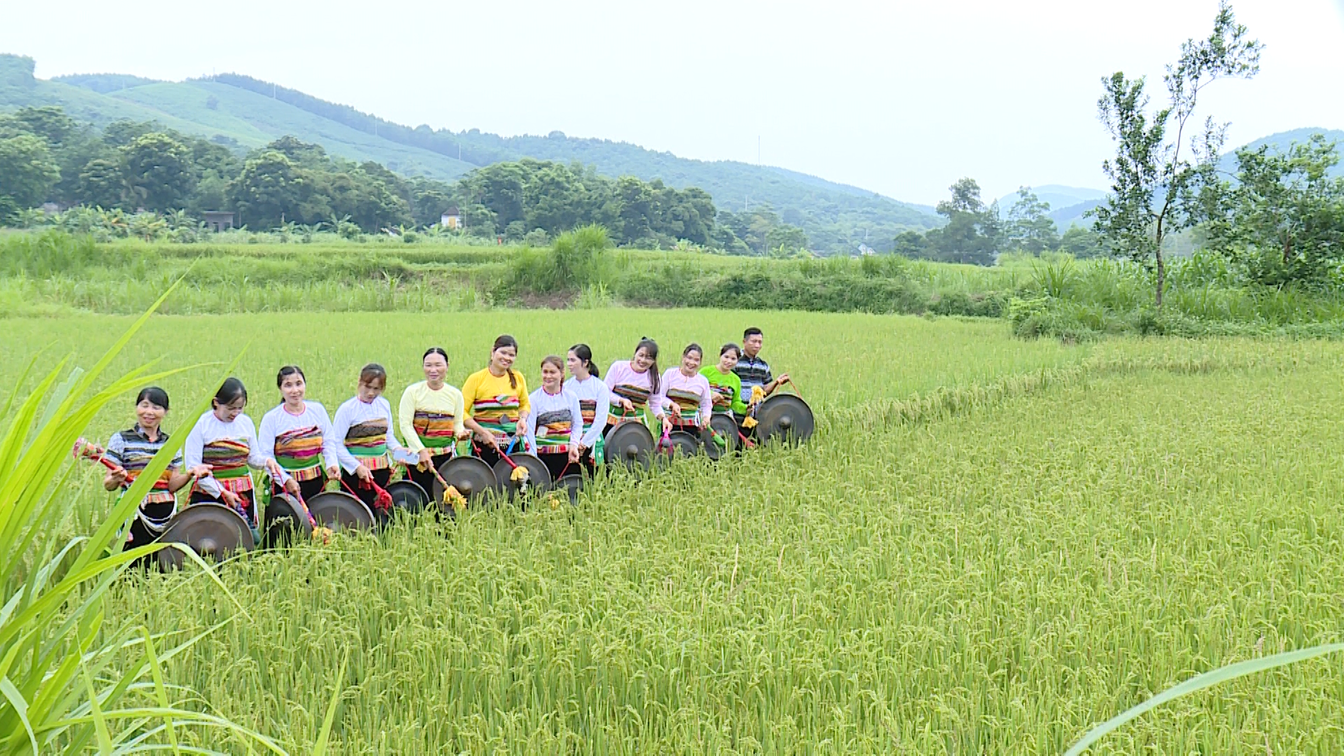 Hội làng trên đất Mường Đủ