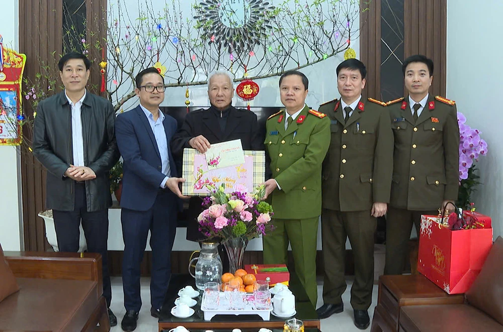 Thăm, tặng quà các gia đình chính sách, người có công nhân dịp Tết Bính Ngọ 2026