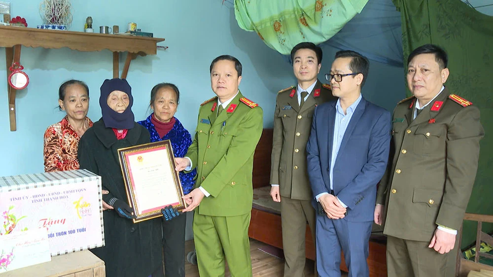 Thăm, tặng quà các gia đình chính sách, người có công nhân dịp Tết Bính Ngọ 2026