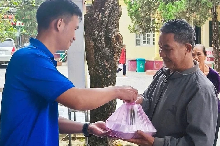 Ấm lòng những suất cơm, cháo nghĩa tình tại bệnh viện những ngày giáp Tết