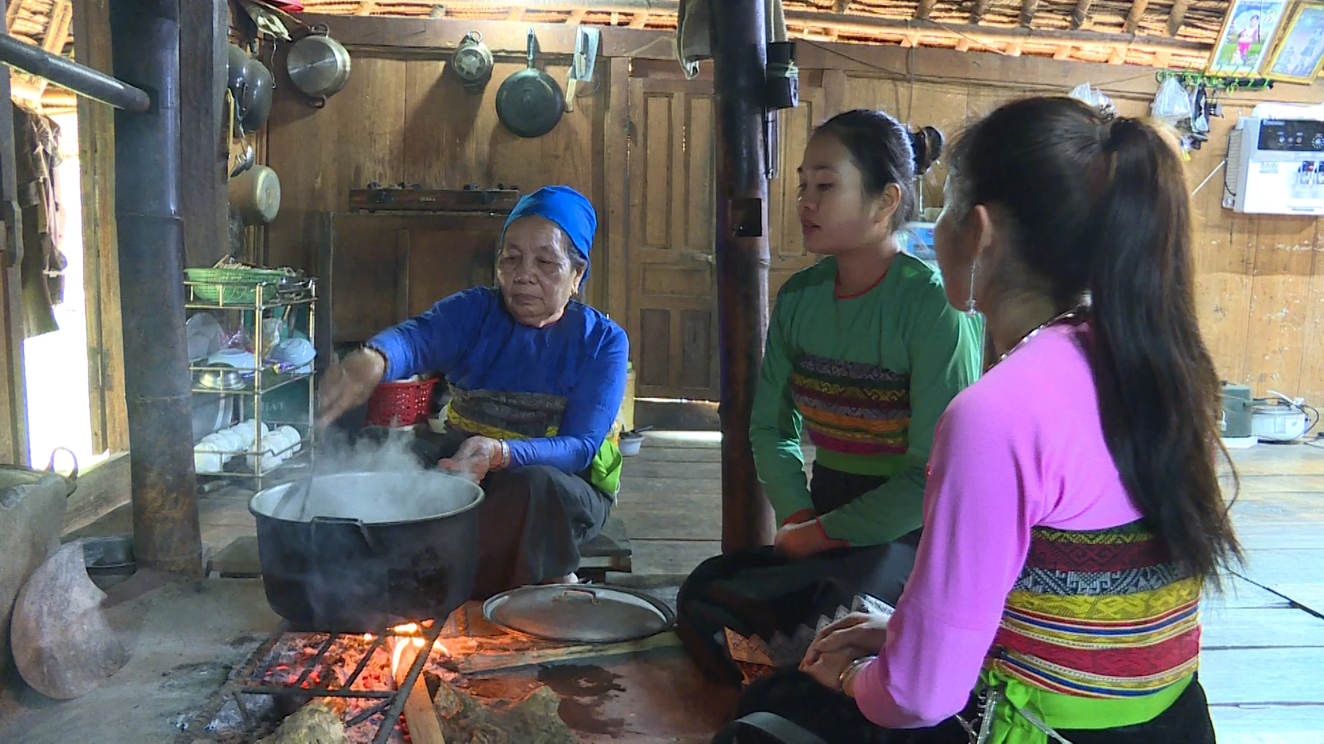 Đồng bào Thái và tục gội đầu ngày cuối năm