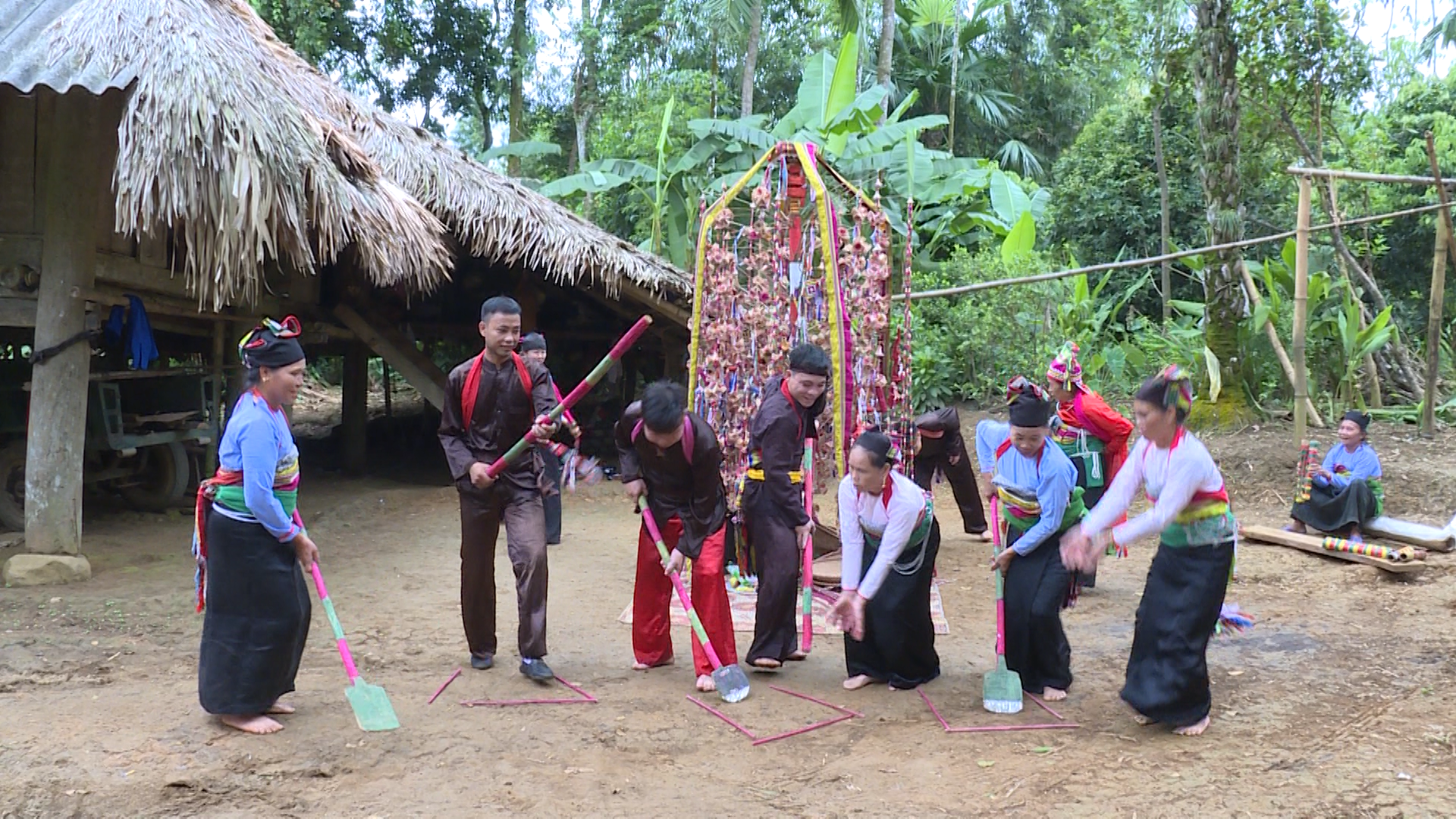 Độc đáo các trò chơi, trò diễn dân gian dân tộc Mường ngày xuân