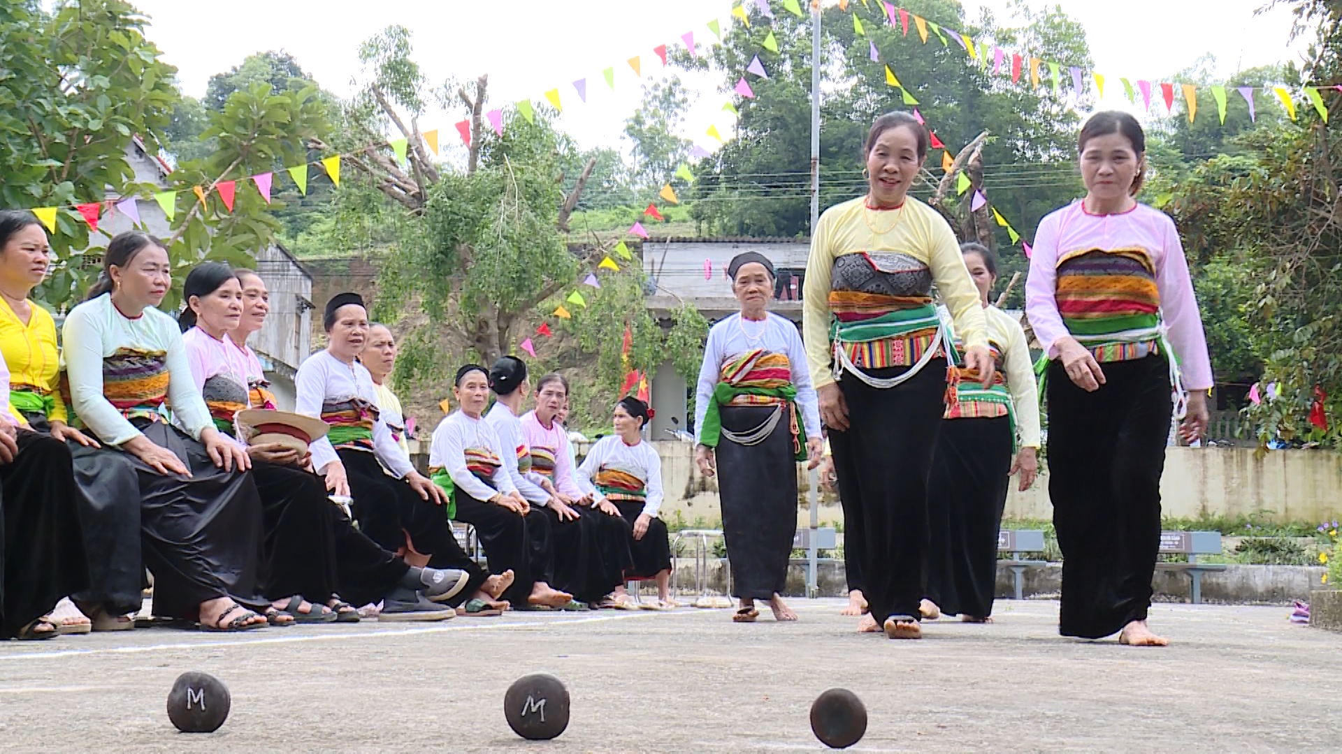 Độc đáo các trò chơi, trò diễn dân gian dân tộc Mường ngày xuân