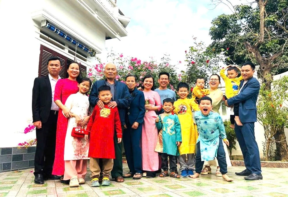 Tết xa quê, ở lại hay về?