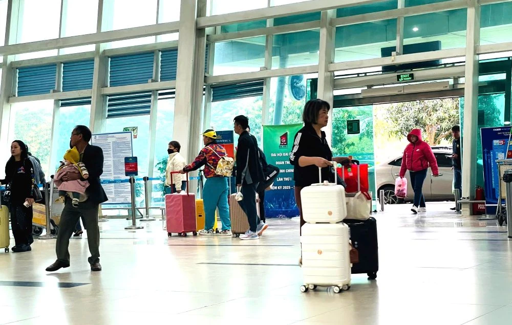 Tết xa quê, ở lại hay về?