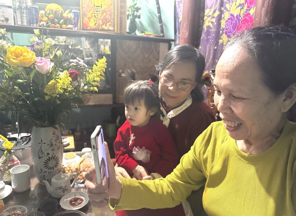 Tết xa quê, ở lại hay về?