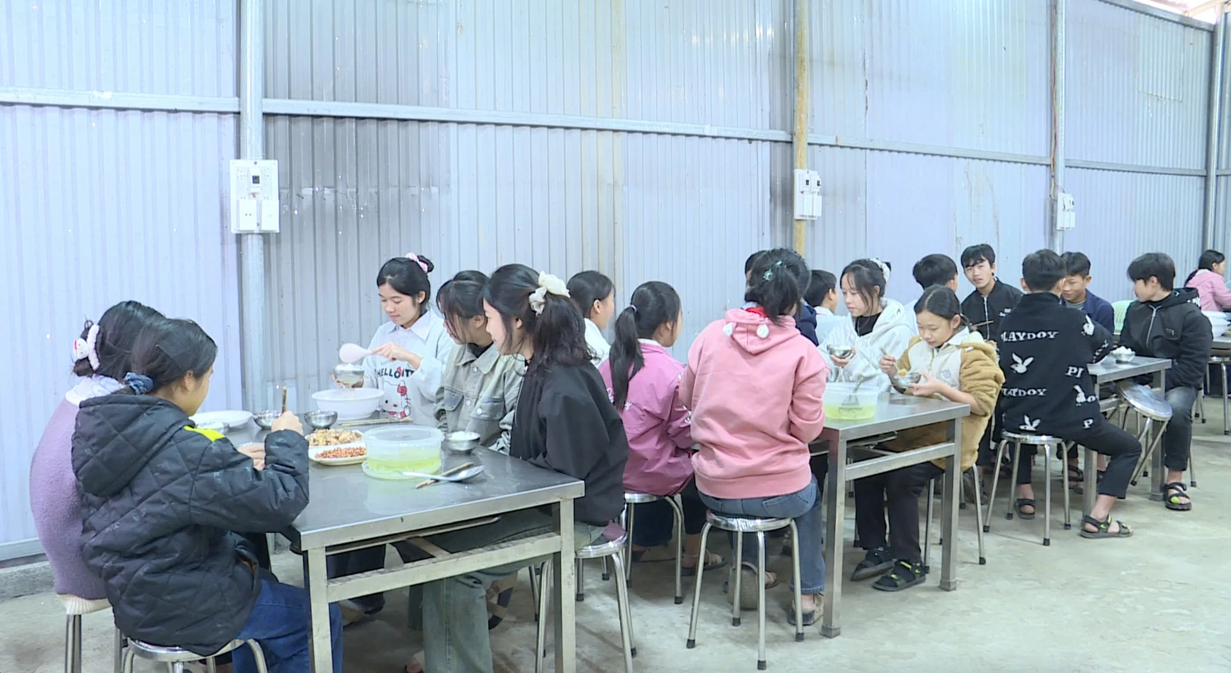 Nỗ lực chăm lo cho học sinh vùng biên giới