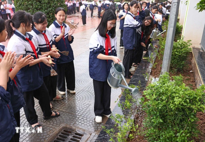 Tết trồng cây: Vun đắp mầm sống xanh, làm cho đất nước càng ngày càng Xuân
