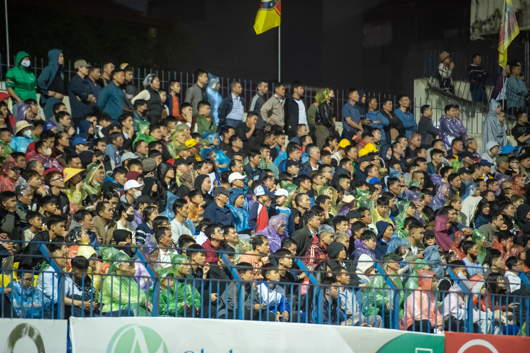 Người hâm mộ xứ Thanh đội mưa, “tiếp lửa” đội nhà giữa giai đoạn khủng hoảng