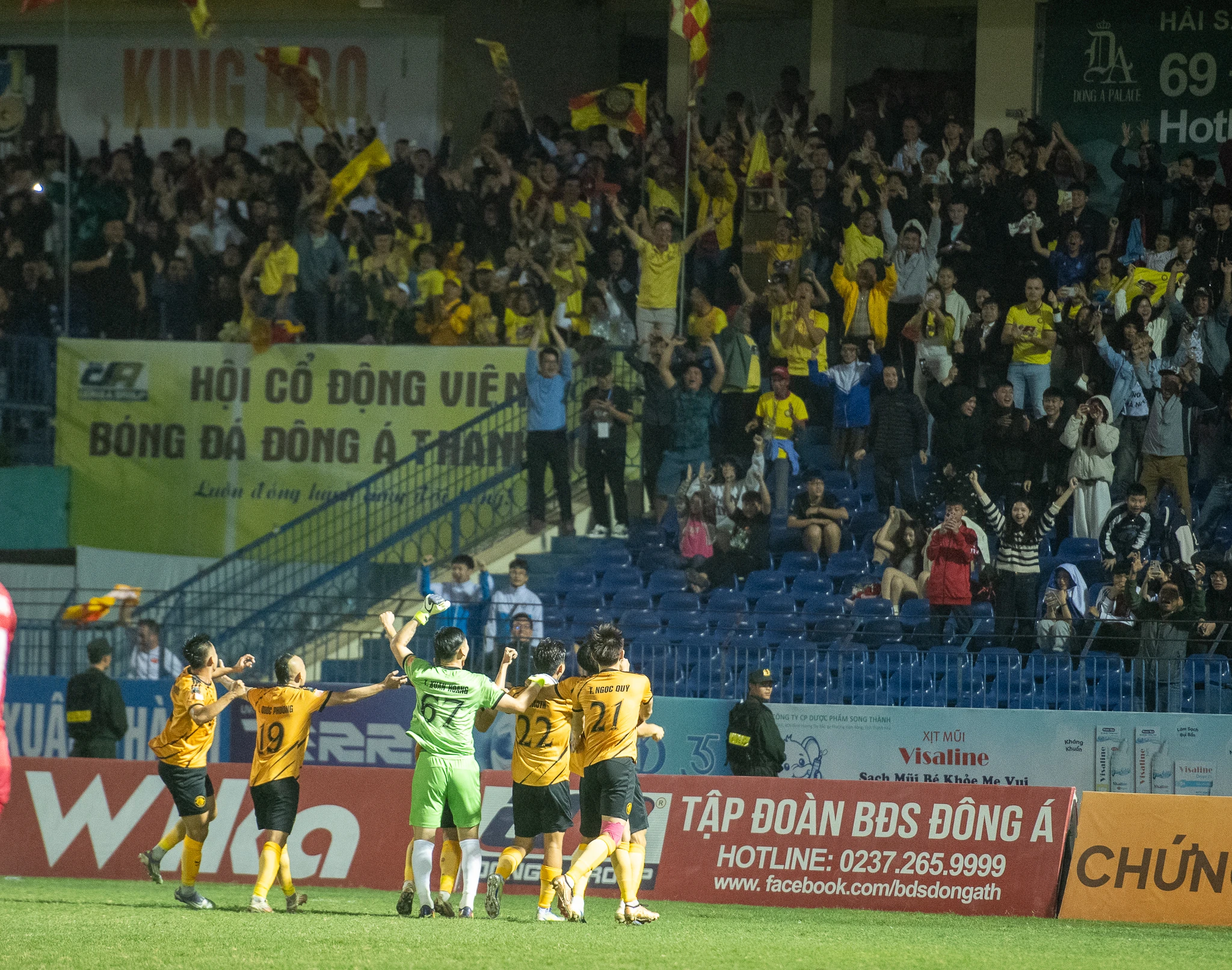 Người hâm mộ xứ Thanh đội mưa, “tiếp lửa” đội nhà giữa giai đoạn khủng hoảng