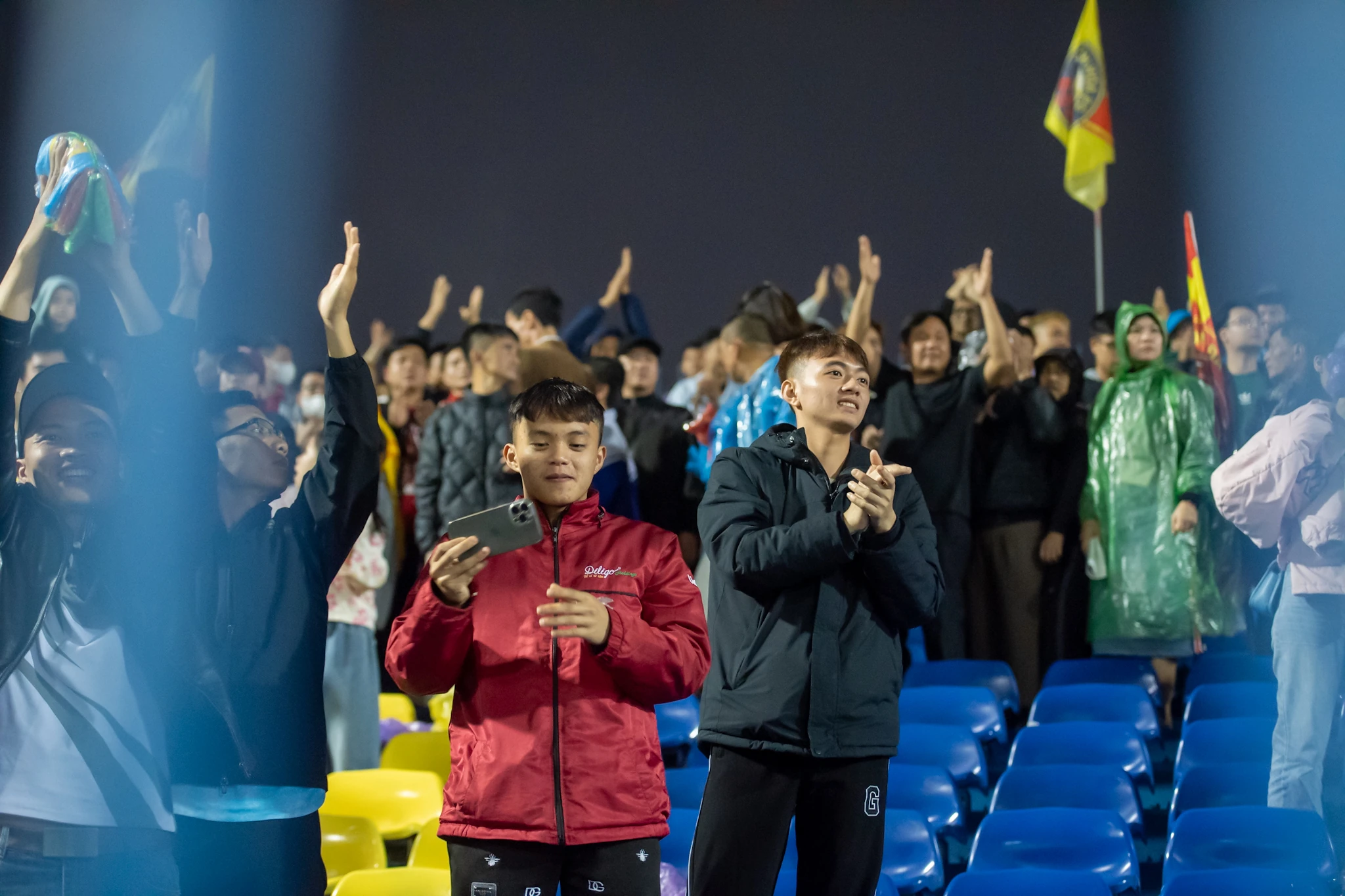 Người hâm mộ xứ Thanh đội mưa, “tiếp lửa” đội nhà giữa giai đoạn khủng hoảng