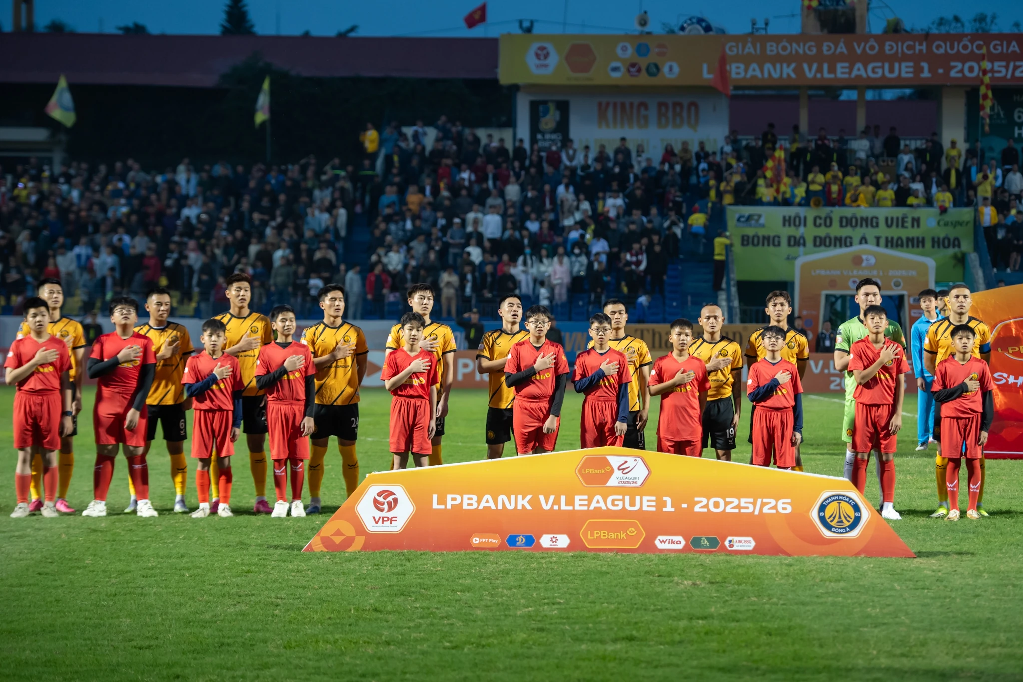 Người hâm mộ xứ Thanh đội mưa, “tiếp lửa” đội nhà giữa giai đoạn khủng hoảng